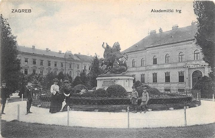 Akademički trg (današnji Trg Josipa Juraja Strossmayera) 1907. godine